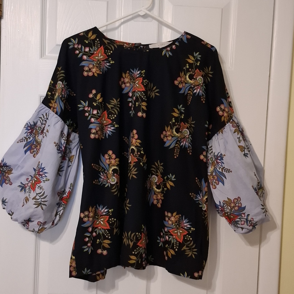 LOFT sz L, floral, baloon sleeve blouse, black floral with blue floral sleeves.